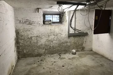 Feuchter Kellerraum mit Wänden in schlechtem Zustand