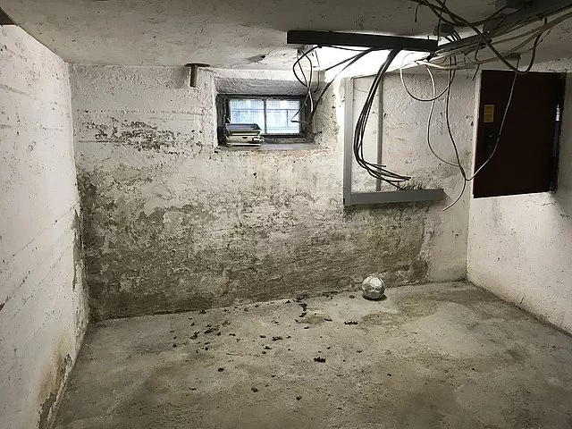 Feuchter Kellerraum mit Wänden in schlechtem Zustand
